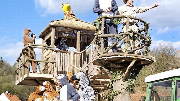 Aufwendig gestaltete Wagen gehören zum Rosenmontagszug in Aura dazu. Fotos: Winfried Ehling