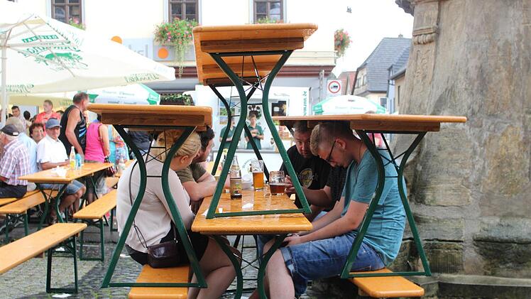 Mit Architektur gegen den Regen - die Jugend weiß sich zu helfen.