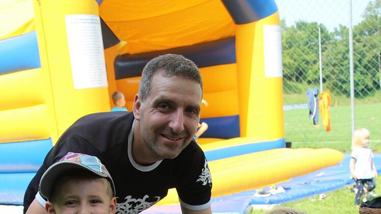 Papa Mike ist mit seinen Kindern Lars und Lucy zu Fuß von Neuses am Brandt nach Gestungshausen gelaufen. Beim Basteln einer Behausung für Ohrenhöhler hatten die Geschwister viel Spaß. Foto: Cindy Dötschel