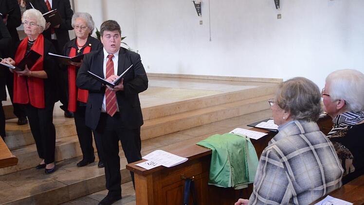 Mit seinem Tenorsolo faszinierte der 20-jährige Willi Rentsch vom Gesangverein Ebersdorf die Zuhörer beim Benefizkonzert. Vorne Zweite von rechts ist Schwester Maria Pfadenhauer als beeindruckte Zuhörerin.