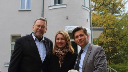 Am Marienberg 2 wurde ein Gebäude mit Türmchen von Eigentümer Guido Jochum neu hergerichtet. "Früher gab es da ursprünglich wohl aufgeblendetes Fachwerk", vermutet Eidt. Der Turm sei vollkommen marode, das Haus völlig verwahrlost gewesen. In das Objekt, das auf 1910 geschätzt wird, habe Jochum viel Arbeit hineingesteckt. Eidt zeigte sich mit der Restaurierung zufrieden: "In seiner jetzigen Form sieht das Haus doch "recht nobel" aus." Foto: Katja Nauer