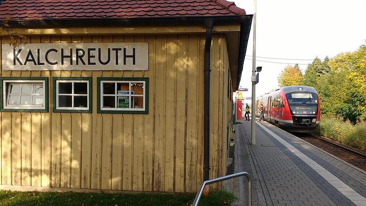 Die Gräfenbergbahn steht, hier am Bahnhof Kalchreuth  Foto: Martin Rehm