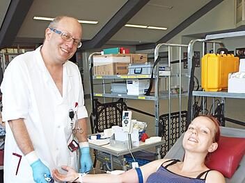 Jessika Lipfert spendete zum ersten Mal Blut. Foto: Alfred Thieret