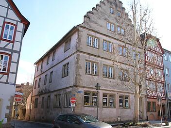 Inmitten schön hergerichteter Häuser, steht die wenig ansehnliche Marienanstalt. Der Stadtrat hat jetzt die Grundlage geschaffen, dass bei einer Sanierung eine hohe Förderung möglich ist. Thomas Malz