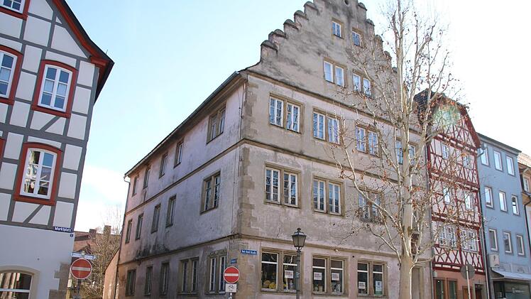 Inmitten schön hergerichteter Häuser, steht die wenig ansehnliche Marienanstalt. Der Stadtrat hat jetzt die Grundlage geschaffen, dass bei einer Sanierung eine hohe Förderung möglich ist. Thomas Malz