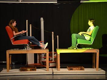 In der Jugend-Psychiatrie: Die Psychologin (Ivy Mastaler) spricht mit dem depressiven Schüler Robert (Maximilian Kolb).  Foto: Bernhard Panzer