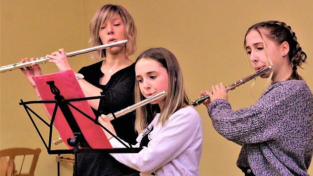 Großen Beifall gab es für Saskia Heyder und Laetizia Heyder mit "Oh Susanna" unter der Regie von Miriam Baierlipp (l.). Foto: Gerd Fleischmann