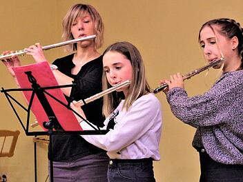 Großen Beifall gab es für Saskia Heyder und Laetizia Heyder mit "Oh Susanna" unter der Regie von Miriam Baierlipp (l.). Foto: Gerd Fleischmann