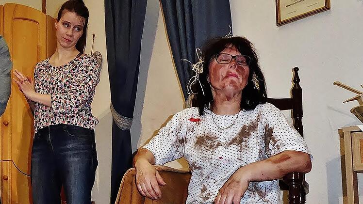 Seit 2008 leitet Petra Maile (rechts), hier als tyrannische Bäuerin Agnes, das Laienspielensemble der Altenkunstadter Concorden. Unterstützt wird sie von ihrer Stellvertreterin Tanja Kerling (links). Foto: Bernd Kleinert