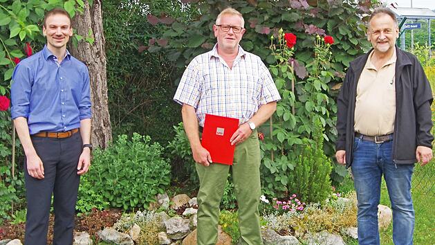 Jubilar Joachim Hupf (Mitte) mit Vorsitzendem Jochen Körner (rechts) und Simon Moritz
