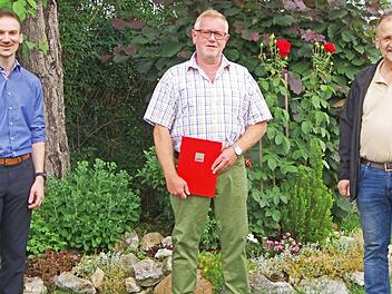 Jubilar Joachim Hupf (Mitte) mit Vorsitzendem Jochen Körner (rechts) und Simon Moritz