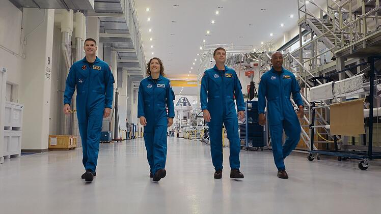 Jeremy Hansen, Christina Koch, Reid Wiseman und Victor Glover (von links) sind vier Astronauten, die zun&auml;chst zum Mond fliegen werden.