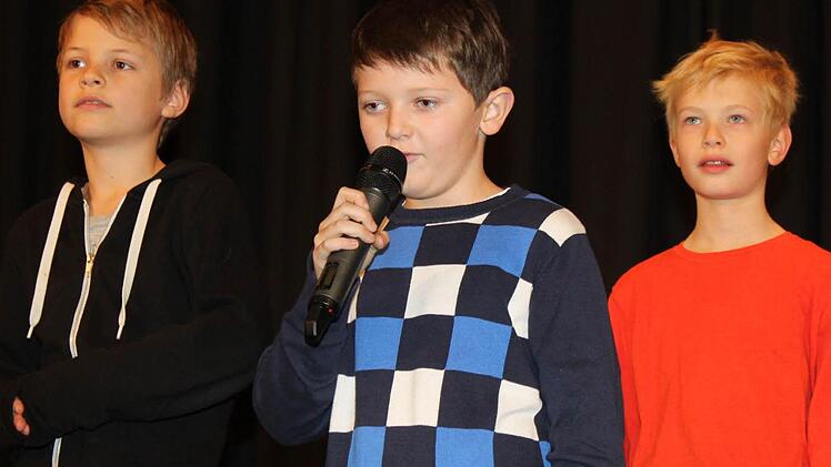 Sebastian Kelle, Jannik Zirnsak und Jakob Naumann (von links) begrüßten die Senioren mit einem Gedicht. Foto: may
