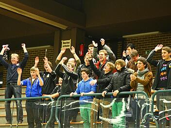 Die Fans der JFG Schiefe Ebene bejubeln ihre Mannschaft, nachdem sie im Endspiel der A-Junioren die JFG Maintal/Friesenbachtal mit 2:1 geschlagen hatte. Fotos: Monika Limmer