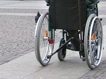 Im Rollstuhl sitzend wurde der 74 Jahre alte Beschuldigte in Coburg in den Gerichtssaal gebracht (Symbolfoto). Foto: dpa/Patrick Preul