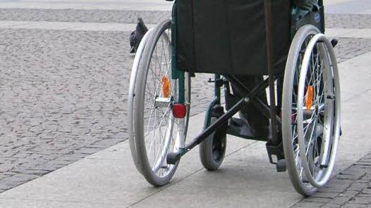 Im Rollstuhl sitzend wurde der 74 Jahre alte Beschuldigte in Coburg in den Gerichtssaal gebracht (Symbolfoto). Foto: dpa/Patrick Preul
