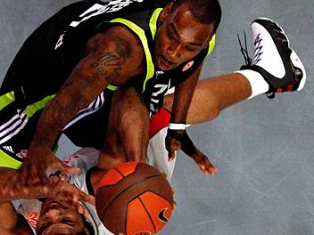 Bambergs Neuzugang D'Or Fischer (rechts), damals bei Real Madrid, blockt den damaligen Bamberger Kyle Hines. Foto: Daniel L&ouml;b