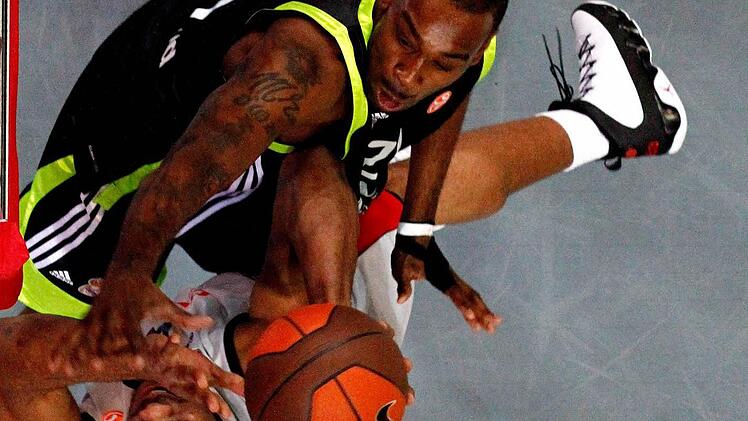 Bambergs Neuzugang D'Or Fischer (rechts), damals bei Real Madrid, blockt den damaligen Bamberger Kyle Hines. Foto: Daniel L&ouml;b