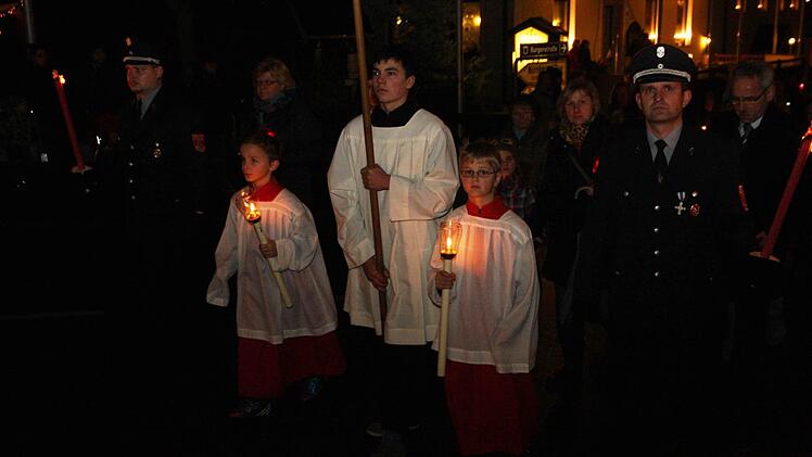 Ministranten vor dem Allerheiligsten