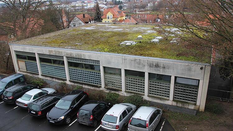 Sanierungsfall: Seit eineinhalb Jahren ist die Sporthalle am Schulgelände zu. Kein Wunder: Stetig tropft das Wasser durch das Flachdach. Foto: Ralf Dieter