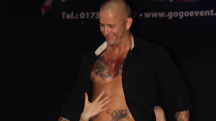 Zum Anfassen: Der Six-Pack passt. Foto: Gerda Völk