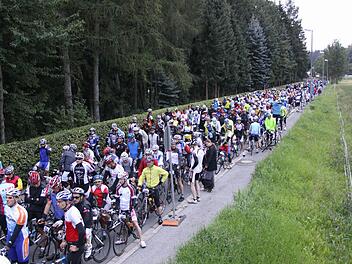 In Scharen warten die Radler jedes Jahr auf den Start des Frankenwald-Radmarathons in Stockheim. Foto: Archiv/Michael Wunder