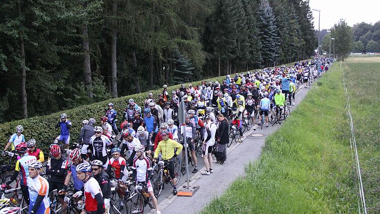 In Scharen warten die Radler jedes Jahr auf den Start des Frankenwald-Radmarathons in Stockheim. Foto: Archiv/Michael Wunder