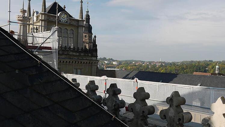 Die Reinigung und Ausbesserung der Schäden im Sandstein der Ehrenburg wird voraussichtlich bis Mitte 2015 dauern. Foto: Ulrike Nauer