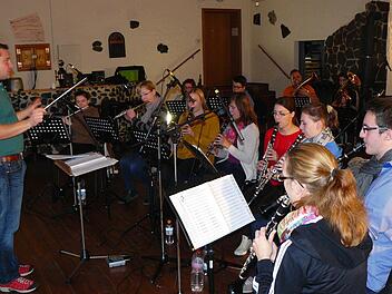 Die "Original Fränkische Trachtenkapelle Stadtsteinach" um Dirigent Christoph Hohlweg bei den CD-Aufnahmen. Foto: Klaus-Peter Wulf