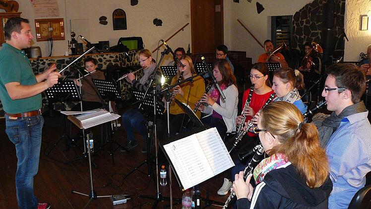 Die "Original Fränkische Trachtenkapelle Stadtsteinach" um Dirigent Christoph Hohlweg bei den CD-Aufnahmen. Foto: Klaus-Peter Wulf