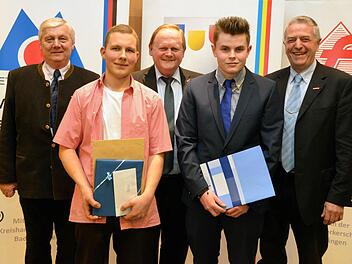 Buchpreise gab es bei der gemeinsamen Winterfreisprechungsfeier der Kreishandwerkerschaften Bad Kissinigen und Rhön-Grabfeld für Torsten Hofer und Wilhelm Ferdinand Becker. Auf unserem Foto von links Rhön-Grabfelds Kreishandwerksmeister Bruno Werner, Torsten Hofer, Hugo Neugebauer (Präsident HWK Unterfranken), Wilhelm Ferdinand Becker und Bad Kissingens Kreishandsmeister Werner Paltian. Foto: Rauch