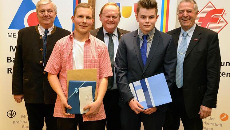 Buchpreise gab es bei der gemeinsamen Winterfreisprechungsfeier der Kreishandwerkerschaften Bad Kissinigen und Rhön-Grabfeld für Torsten Hofer und Wilhelm Ferdinand Becker. Auf unserem Foto von links Rhön-Grabfelds Kreishandwerksmeister Bruno Werner, Torsten Hofer, Hugo Neugebauer (Präsident HWK Unterfranken), Wilhelm Ferdinand Becker und Bad Kissingens Kreishandsmeister Werner Paltian. Foto: Rauch