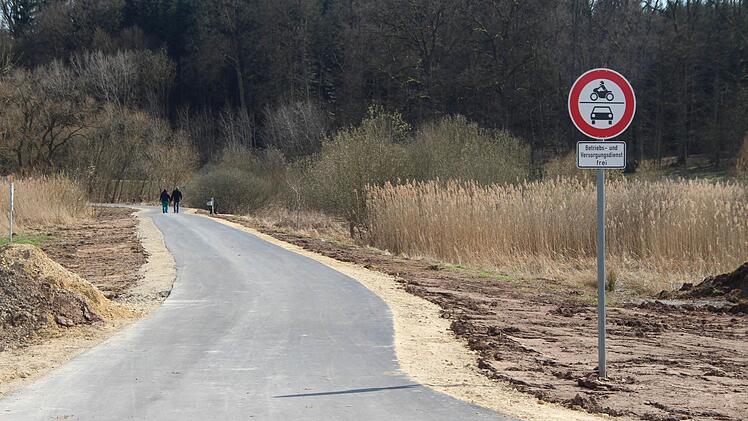 Der Weg für Spaziergänger und Radfahrer am Goldbergsee zwischen Neuses und Beiersdorf wird neu gestaltet.Foto: Ulrike Nauer
