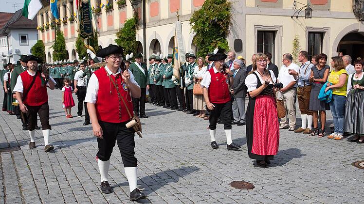 Böllerschützenverein Zwiebeltreter Fähnlein Bamberg vor dem Rathaus  Foto: Klaus Gagel