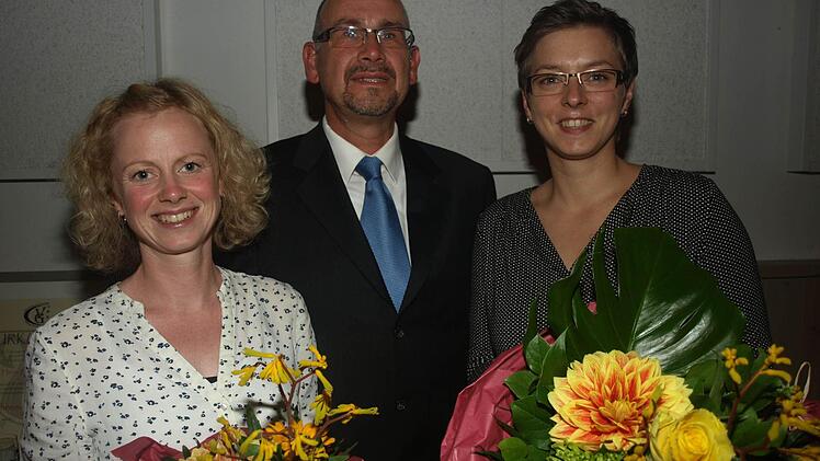 Nach jahrelanger Mitarbeit schieden im März 2015 Carolin Hartung (links) und Margit Vollbrecht (rechts) aus der VG-Vorstandschaft aus. Ihre Dienste würdigte Vorsitzender Andreas Kukuk.