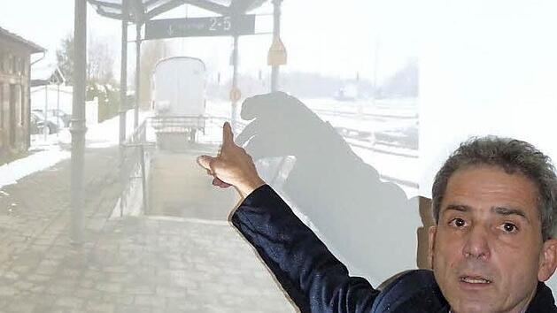 Michael Temel von der DB Station & Service N&uuml;rnberg stellte die Planungen f&uuml;r einen barrierefreien Bahnhof in Neuenmarkt-Wirsberg vor.  Foto: Werner Reissaus