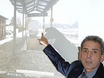Michael Temel von der DB Station & Service Nürnberg stellte die Planungen für einen barrierefreien Bahnhof in Neuenmarkt-Wirsberg vor.  Foto: Werner Reissaus
