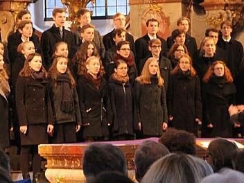 Mit einem abwechslungsreichen Programm begeisterte der Jugendchor der Landesschule Pforta beim Adventskonzert in Vierzehnheiligen.  Foto: Gerda Völk
