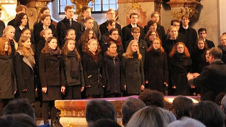 Mit einem abwechslungsreichen Programm begeisterte der Jugendchor der Landesschule Pforta beim Adventskonzert in Vierzehnheiligen.  Foto: Gerda Völk