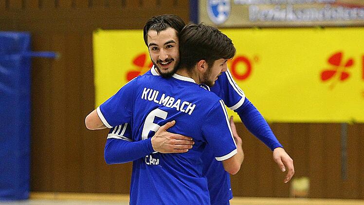 Dorian Carl (vorne) beglückwünscht Izzet Nacak zum Tor. Foto: Monika Limmer