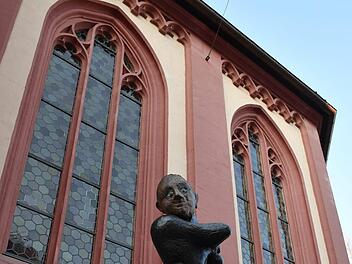Hinter der Großplastik von Markus Lüpertz wird - voraussichtlich im Herbst - das erste der acht Fenster eingebaut, die der berühmte Bildhauer für die Kirche St. Elisabeth entworfen hat. Foto: Ronald Rinklef