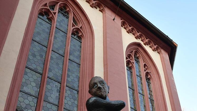 Hinter der Großplastik von Markus Lüpertz wird - voraussichtlich im Herbst - das erste der acht Fenster eingebaut, die der berühmte Bildhauer für die Kirche St. Elisabeth entworfen hat. Foto: Ronald Rinklef