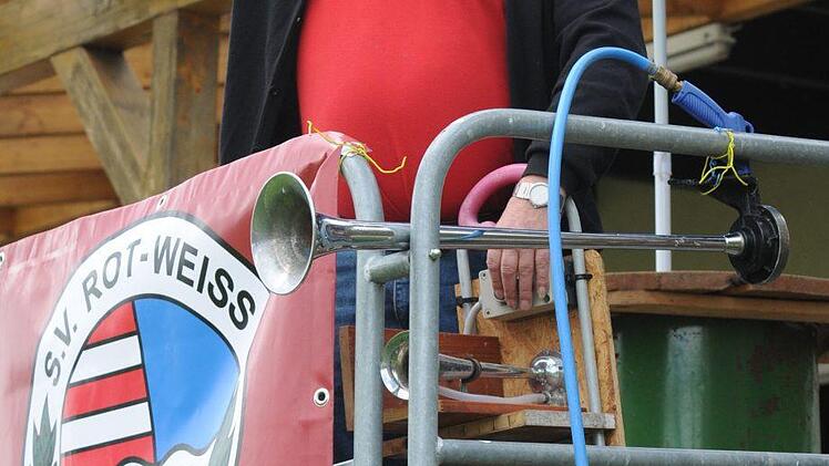 Mit der Unterstützung ihres Edelfans Volker Sitzmann gelang dem SV Obererthal ein Außenseiter-Sieg über den FC Westheim. Und damit ein echter Mutmacher im Abstiegskampf. Foto: ssp