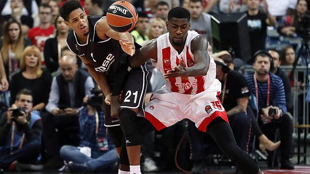 Bambergs Topwerfer Augustine Rubit (l.), der in der Schlussphase auch im Rebound gl&auml;nzte, gegen Mathias Lessort, der vor der Saison in Bamberg im Gespr&auml;ch war  Foto: imago