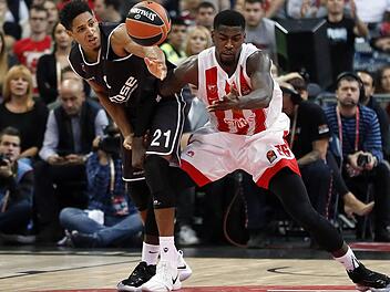Bambergs Topwerfer Augustine Rubit (l.), der in der Schlussphase auch im Rebound glänzte, gegen Mathias Lessort, der vor der Saison in Bamberg im Gespräch war  Foto: imago
