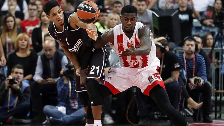 Bambergs Topwerfer Augustine Rubit (l.), der in der Schlussphase auch im Rebound glänzte, gegen Mathias Lessort, der vor der Saison in Bamberg im Gespräch war  Foto: imago