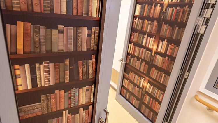 Optische Barrieren helfen gegen Weglaufen: Auf den ersten Blick gleicht die Tür einem Bücherregal.Stephan Großmann