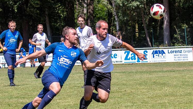 Ein Laufduell um dne Ball liefern sich der Lettenreuther Björn Vogel (links) und der Michelauer Florian Engelmann. Foto: Klaus Gagel
