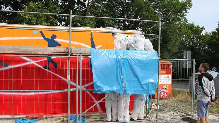 Containerprojekt des Münnerstädter Gymnasiums am Sportzentrum. TSV-Vorstand Johannes Wolf verfolgt die Arbeiten.Heike Beudert