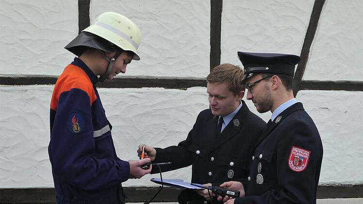 Pr&uuml;fling Nils Borst (links) zeigt sein K&ouml;nnen bei der   praktischen Sprechfunkpr&uuml;fung. Jugendwart Pascal Bieber  und Gruppenf&uuml;hrer Sebastian Baier von der Freiwilligen Feuerwehr  Oerlenbach  begutachten seine Leistung. Foto: Elisabeth Mehn